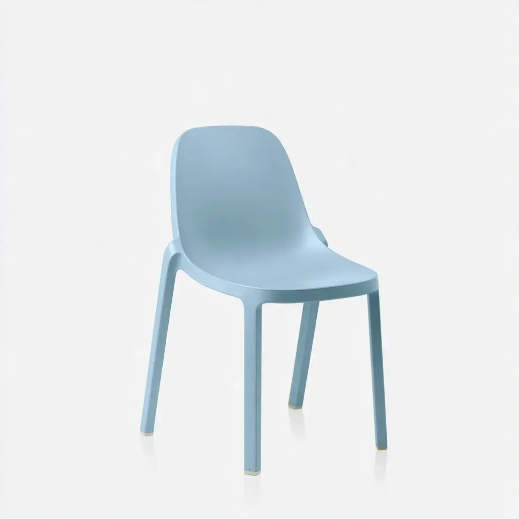 Silla con respaldo liso y patas rectas - azul